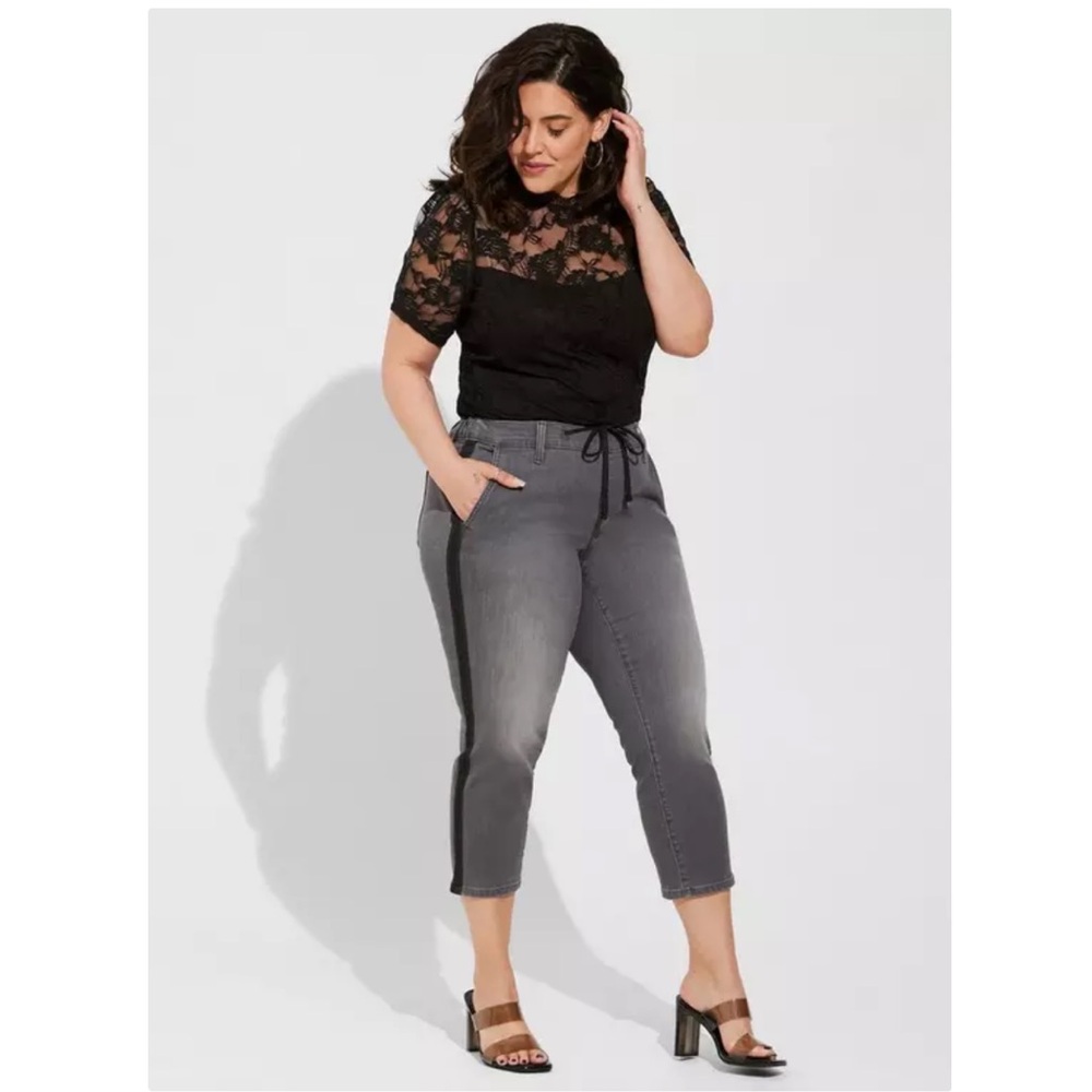 Torrid Size 3 Cannon Fade Crop Pull-On Weekend Straight Super Soft Mid-Rise Jean